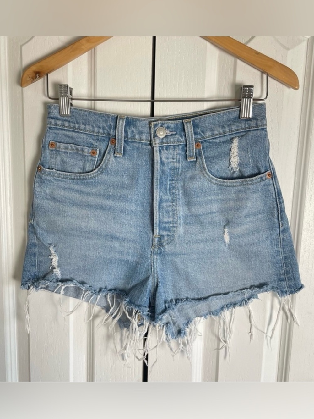 EUC Levi’s Premium Ribcage Shorts Women’s 27 Blue Light Wash Denim Stretch